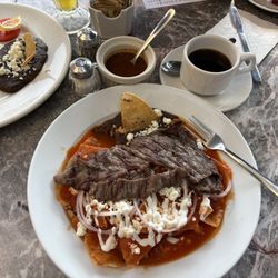 Del Jardín Café-Bar - Chilaquiles with steak