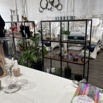 Nail Bar Nola - Decor - Nail Salons Near Me - New Orleans, Louisiana