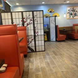 Yen Ching Chinese Restaurant - Entry & dining room