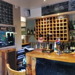 The Horse and Chains - Photo of the bar.