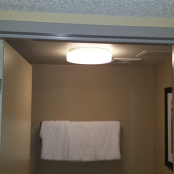 Courtyard by Marriott Orlando East/UCF Area - Bad bathroom lighting room 204 - Hotels Near Me - Orlando, Florida Courtyard by Marriott Orlando East/UCF Area - Bad bathroom lighting room 204 - Hotels Near Me - Orlando, Florida