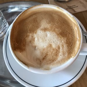 Foto zu Barcomi's - Berlin, Deutschland. Wässriger Milchkaffee mit lieblosem Schaum
