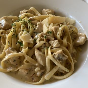 Genovese's Kitchen - Fettuccine Alfredo with Chicken - Pizza Near Me - Alhambra, California Genovese's Kitchen - Fettuccine Alfredo with Chicken - Pizza Near Me - Alhambra, California