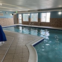 Holiday Inn Express & Suites Evanston - Indoor pool