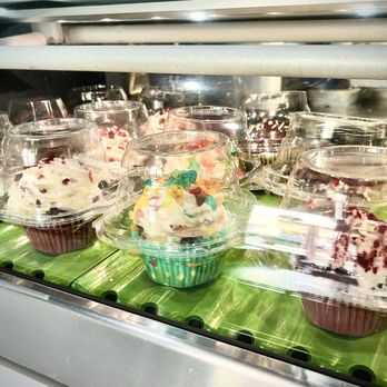 Buford’s BBQ - Cupcakes on display - Barbeque Near Me - Antioch, California