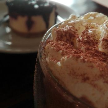 Bote Café - Peanut Butter Mocca con crema de maní y chocolate, y chessecake de frutos rojos. - Cafeteria Near Me - Buenos Aires, C Bote Café - Peanut Butter Mocca con crema de maní y chocolate, y chessecake de frutos rojos. - Cafeteria Near Me - Buenos Aires, C