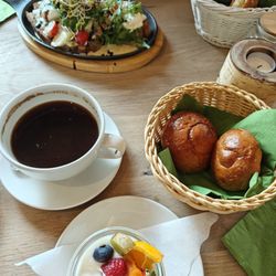 Märznhof - Joghurt mit Obst 4,30 €, zwei kleine Brioches 2,40 € und das belegte Saison -Brot 11,50 €