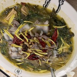 Fish And Beef Pot Medium 鱼牛双拼中份 Fish And Beef Pot Medium 鱼牛双拼中份