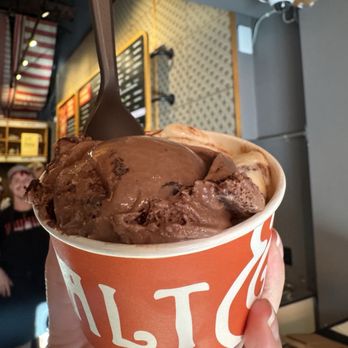 Salt & Straw - Split single scoop - Ice Cream & Frozen Yogurt Near Me - Portland, Oregon Salt & Straw - Split single scoop - Ice Cream & Frozen Yogurt Near Me - Portland, Oregon