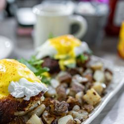 Willy's Kitchen - Chesapeake Crab Cake Benedict ($23)