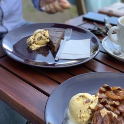 das kleine café am moore - Pflaumenkuchen mit Salzkaramell Eis / Schokoladenkuchen