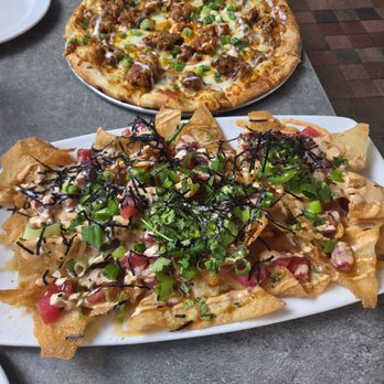 Yard House - Poke Nachos & Buffalo Chicken Pizza - New American Near Me - Boca Raton, Florida