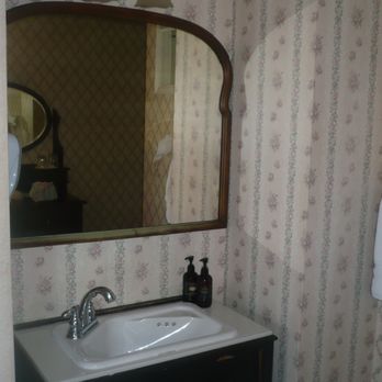 Bath Street Inn - Vintage sink with beautiful mirror 彡 - Bed & Breakfast Near Me - Santa Barbara, California