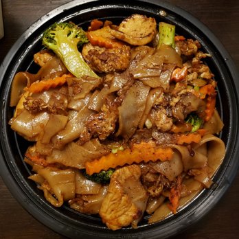 Tuay Thai - Pad see ew with chicken. Very delicious! - Thai Near Me - Palos Heights, Illinois