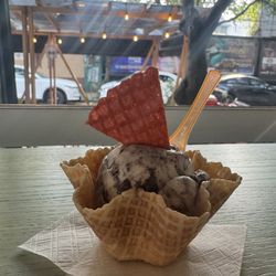 Bendita Paleta - Cookies and cream waffle cup