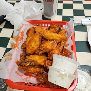 Tony's Pizza - Hot wings - Pizza Near Me - Boulder City, Nevada