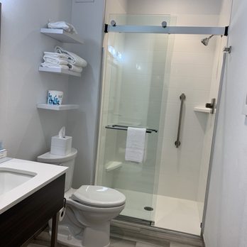 Hampton Inn Petaluma - Bathroom - Hotels Near Me - Petaluma, California Hampton Inn Petaluma - Bathroom - Hotels Near Me - Petaluma, California