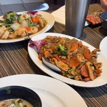 Onny's Thai Restaurant - Pad See Ew - Thai Near Me - San Marcos, California