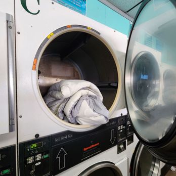 Castor's Laundromat - That's a king sized comforter in there - Laundromat Near Me - Waipahu, Hawaii Castor's Laundromat - That's a king sized comforter in there - Laundromat Near Me - Waipahu, Hawaii