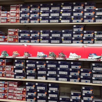 Famous Footwear - Shoe Stores Near Me - Honolulu, Hawaii Famous Footwear - Shoe Stores Near Me - Honolulu, Hawaii