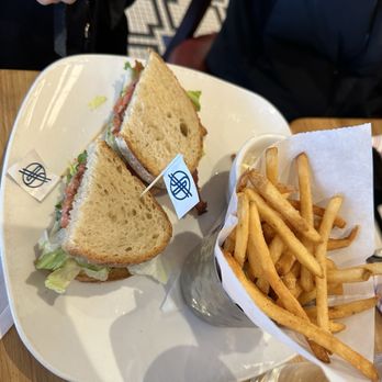 Silver Diner - New American Near Me - Arlington, Virginia