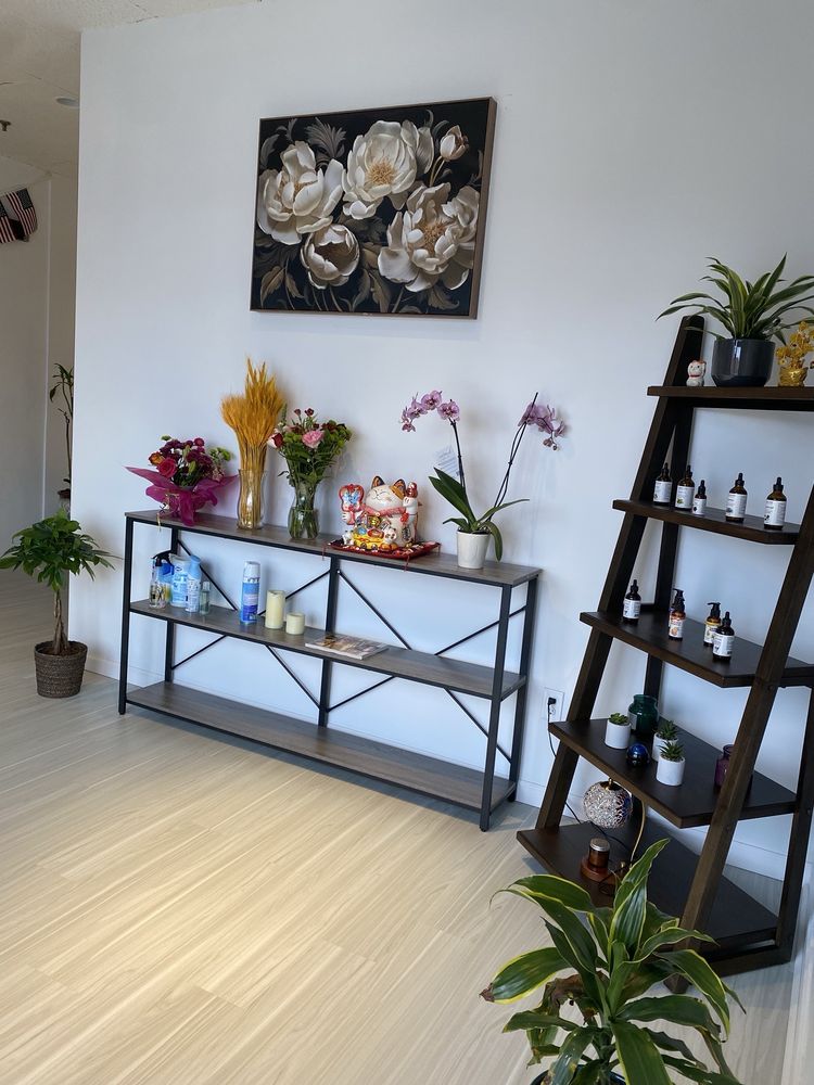 Spring sunshine massage Logo