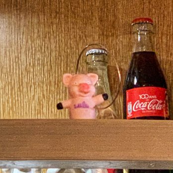 L'Eglantine - Le petit cochon qui surveille le Bar - French Near Me - Paris, 75