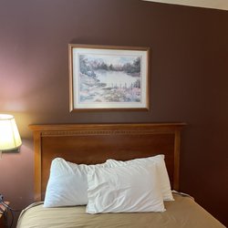 Brass Door Motel - Bed