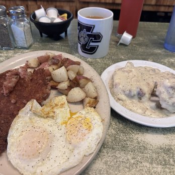Silverado Cafe - Cornbeef hash w/biscuits n gravy - Breakfast & Brunch Near Me - Silverado, California