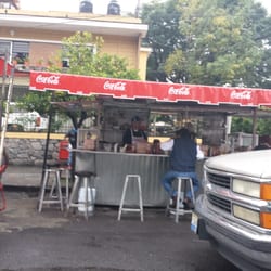 Mariscos y Tortas El Güero - El puesto está sobre la calle pero también tienen un espacio con mesas y sillas.