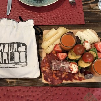 Tábua do Naldo - Tapas platter with gazpacho shots - Portuguese Near Me - Évora, 07 Tábua do Naldo - Tapas platter with gazpacho shots - Portuguese Near Me - Évora, 07
