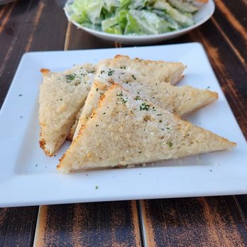 Fabiani's - Garlic bread and Cesar salad - Italian Near Me - Kihei, Hawaii