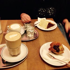 Foto zu Barcomi's - Berlin, Deutschland. Der Latte sehr gut, Muffin und Walnusskuchen sehr lecker!