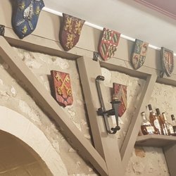 Porte de Bourgogne La - Décoration qui cadre mal avec le côté pittoresque de cette "vieille institution"