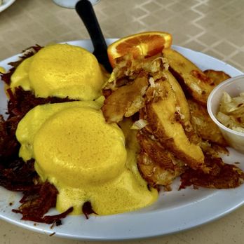 Park Bench Café - Brisket Benedict - Breakfast & Brunch Near Me - Huntington Beach, California