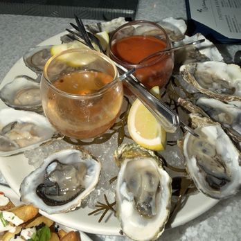 Castaway Burbank - CHILLED OYSTERS - Bars Near Me - Burbank, California