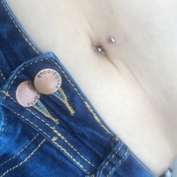 Twisted Vision - Belly button piercing