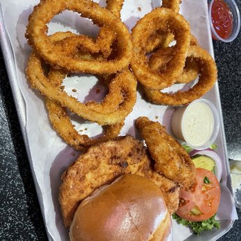 Merle's American Tavern - Tenderloin and onion rings - Sports Bars Near Me - Peculiar, Missouri Merle's American Tavern - Tenderloin and onion rings - Sports Bars Near Me - Peculiar, Missouri