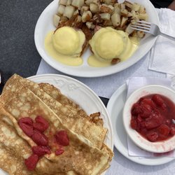 Kangas Sauna - Eggs Benedict (4/5), Finnish pancakes (4.5/5)