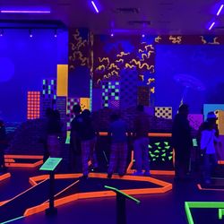 Glow Golf - Glow-in-the-Dark Mini Golf