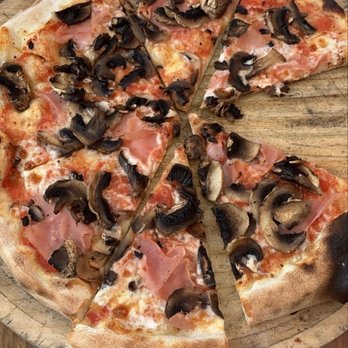 Fuego y Leña - Prosciutto e Funghi - Pizza Near Me - La Paz, BCS Fuego y Leña - Prosciutto e Funghi - Pizza Near Me - La Paz, BCS