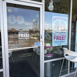Menchie's Frozen Yogurt - Not open at 3:32pm