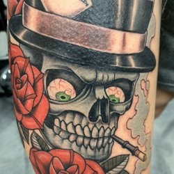3 Treasures Tattoo - Skull action