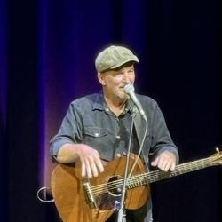 The Park Theatre - Peter telling a story as he often does in between songs!