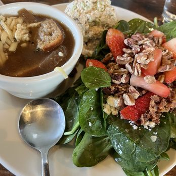 la Madeleine - Excellent Strawberry Spinach Bacon Salade French Onion Soupe Chicken Salade - Breakfast & Brunch Near Me - Tyler, Texas la Madeleine - Excellent Strawberry Spinach Bacon Salade French Onion Soupe Chicken Salade - Breakfast & Brunch Near Me - Tyler, Texas