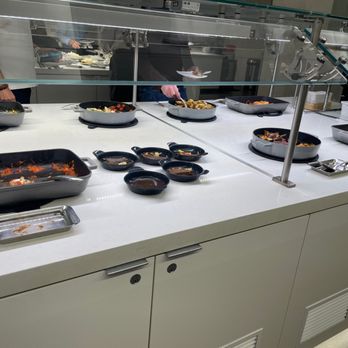 American Airlines Flagship Lounge - Hot food options - Airport Lounges Near Me - Chicago, Illinois