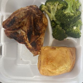 River Trail Grille - Baked chicken, broccoli and jalapeño cornbread - New American Near Me - North Little Rock, Arkansas River Trail Grille - Baked chicken, broccoli and jalapeño cornbread - New American Near Me - North Little Rock, Arkansas