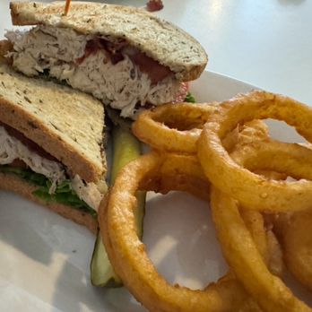 Fox Restaurant - Tuna melt with bacon and onion rings - American Near Me - Jacksonville, Florida Fox Restaurant - Tuna melt with bacon and onion rings - American Near Me - Jacksonville, Florida