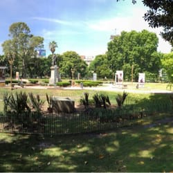Almuerzo en la plaza.