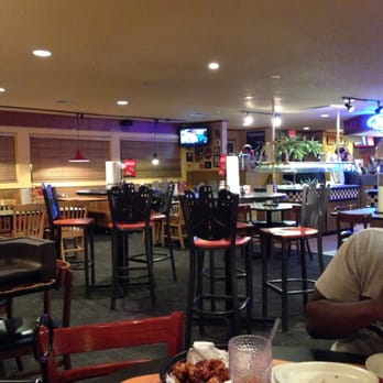 Pizza Hut - Dining room - Pizza Near Me - Sealy, Texas